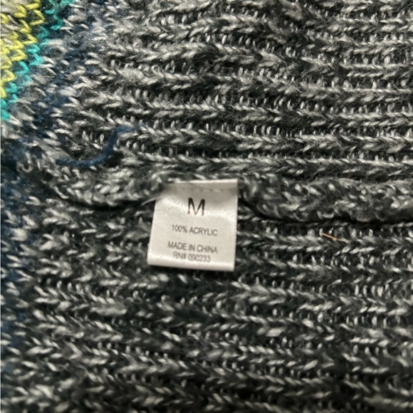 Roxy Cozy Cardigan with Aztec Print. Medium - Picture 4 of 5